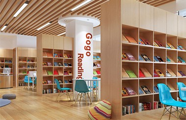 分級書柜選擇書籍